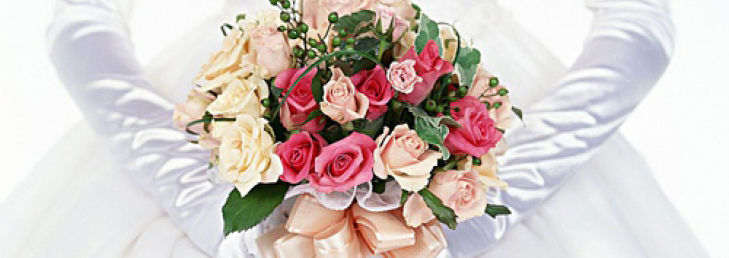 букет цветов в руках невесты